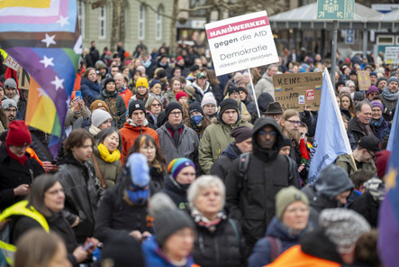 Unter dem Motto „Es ist 5 vor 12 – Wähl Liebe“ haben am Samstag rund 1.500 Menschen in Wiesbaden ein starkes Zeichen gegen den gesellschaftlichen Rechtsruck und für Vielfalt gesetzt.