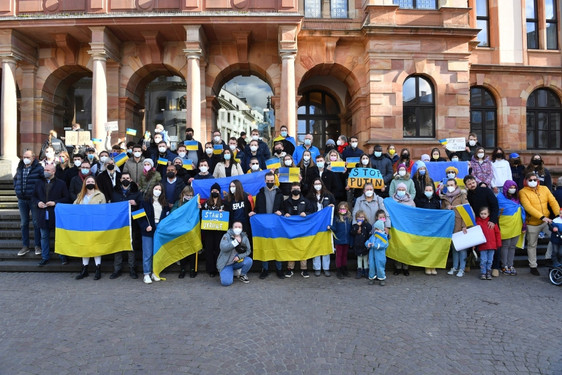 Friedensdemo: Solidarität mit der Ukraine und gegen Krieg in Europa. Rund 800 Personen nahmen am Samstag an dieser Mahnwache auf dem Schlossplatz in Wiesbaden teil.