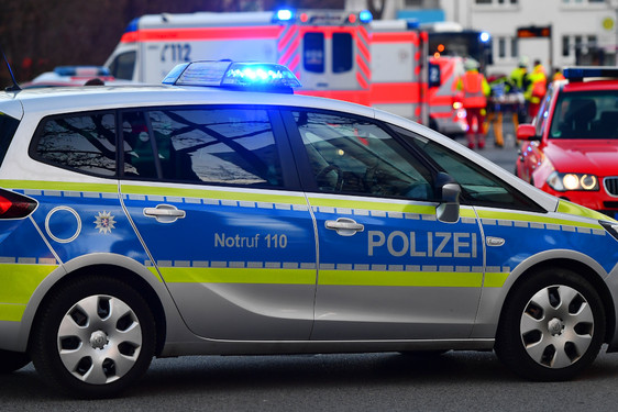 Blutiger Streit unter Ehepartnern führte am Samstag in Wiesbaden zu einem Polizeieinsatz. Frau stach mit Messer zu. Rettungskräfte versorgten den verletzten Ehemann. Polizei nimmt die Täterin fest.