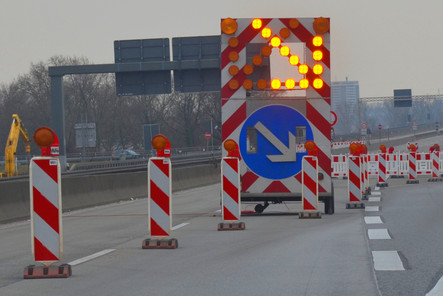 Vollsperrung auf der A66 bei Wiesbaden am Schiersteiner Kreuz. Von Donnerstagmorgen bis Freitagabend finden Fahrbahninstandsetzungsarbeiten statt.