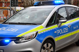 Ein Motorrollerfahrer krachte am Mittwoch in zwei Autos in Wiesbaden-Biebrich und flüchtet anschließend zu Fuß von Unfallstelle.