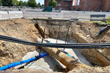Arbeiten nach Wasserrohrbruch in Wiesbaden dauern noch rund 3 Wochen. Defekte Wasserleitung ist repariert und mit Wasser gefüllt. Wiederherstellung der Versorgungsleitungen und der Straße laufen auf Hochtouren. Der Baugrund ist problematisch.