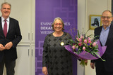 Gabriele Schmidt, ehemalige Präses der Evangelischen Kirche Hessen und Nassau wurde in Wiesbaden mit Ehrennadel ausgezeichnet.