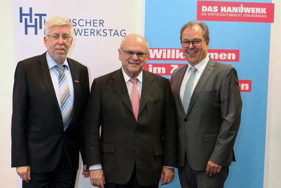 Bernd Ehinger (Mitte) wurde auf der HHT-Mitgliederversammlung in Wiesbaden für weitere drei Jahre als Präsident einstimmig bestätigt. Wolfgang Kramwinkel (re.) wurde zum HHT-Vizepräsidenten gewählt. Bernhard Mundschenk (li.) führt weiterhin die Geschäfte des HHT.
