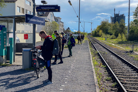 Die Bahnstation Wiesbaden-Erbenheim soll modernisiert werden. Die Planunterlagen können ab sofort eingesehen werden. Außerdem besteht in den nächsten zwei Wochen die Möglichkeit, die eigenen Einwände gegen die geplanten Modernisierungsarbeiten einzubringen.