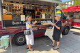 Premiere des neuen Nachmittags-Wochenmarkt auf dem Wiesbadener Luisenplatz bei viel gute Laune und Sonnenschein am Donnerstag.