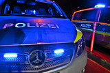 Eine 28-jährige Frau wurde in der Nacht zum Samstag in Wiesbaden von einem Fahrradfahrer unsittlich berührt und dabei verletzt.