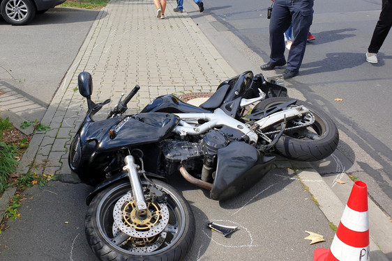 Motorradfahrer kollidiert mit Auto