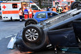 Am Donnerstagmittag kam es in Wiesbaden-Dotzheim zu einem Unfall auf einer Kreuzung, bei dem sich ein Auto überschlug. Drei Personen wurde dabei verletzt.