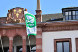 Flaggentag am 8. Juli: „Klares Zeichen gegen Atomwaffen und für Frieden auf der Welt". Fahne “Mayors for Peace“ weht am Wiesbadener Rathaus.
