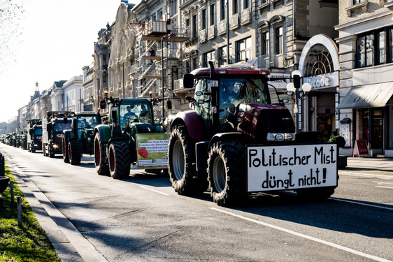 Auftakt der deutschlandweiten Aktionswoche in Wiesbaden: Bauern machen mit Schildern an ihren Traktoren ihrem Unmut Luft.
