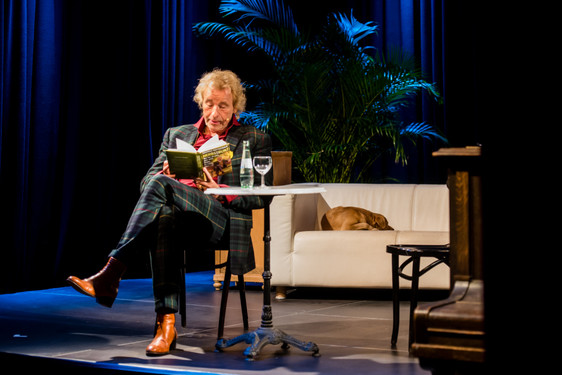 TV-Entertainer Thomas Gottschalk las am Montag aus seinem Buch „Herbstbunt. Wer nur alt wird, aber nicht klüger, ist schön blöd“ in Theater im Palast in Wiesbaden vor. Anschließend wurde noch über das Fernsehen, das Leben und die heutige Medienwelt diskutiert.