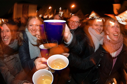 Auch in diesem Jahr locken wieder zahlreiche Weihnachtsmärkte in den Wiesbadener Stadtteilen. Welche es gibt und wann sie stattfinden haben wird in einer Übersicht zusammengestellt.