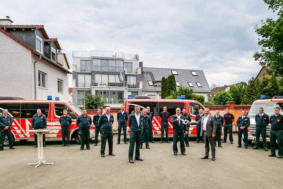 Oberbürgermeister und Feuerwehrdezernent Gert-Uwe Mende (l.) bei der Übergabe der drei MTW.