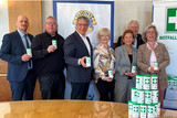 Wiesbadens Oberbürgermeister Gerd-Uwe Mende präsentierte zusammen mit dem Lion Club Kurpark die Neuauflage der Notfall-Infobox