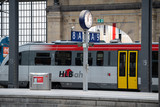 Die Hessische Landesbahn ist weiter Betreiber der Ländchesbahn und hält unter anderem in Wiesbaden Hauptbahnhof, Erbenheim und Medenbach/Auringen.