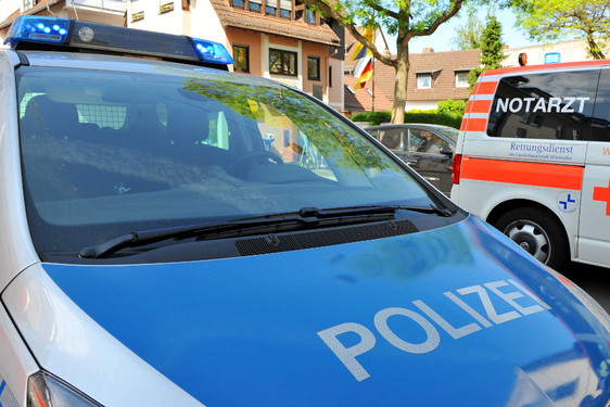 Bei einem Beziehungsstreit am Mittwochnachmittag in Wiesbaden stach  der Partner mit einem Messer zu und verletzte seine Ehemann tödlich. Dann nahm er sich vermutlich selbst das leben. Polizei und Rettungsdienst im Einsatz.
