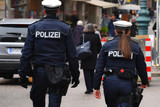Ein erwischter Ladendieb wurde am Freitag in einem Kaufhaus in Wiesbaden rabiat und flüchtete. Schließlich konnte er eingeholt und festgenommen werden.