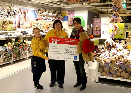 Von links nach rechts: Nadja Ammenhäuser (Lokal Marketing Spezialistin - IKEA), Elke Steinmetz (Einrichtungshaus Chefin - IKEA) überreichten Gabriele Müller (Geschäftsführerin Bärenherz Stiftung) den grandiosen Spendenscheck.