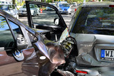 Eine Autofahrerin rammte am Freitagnachmittag zwei geparkte Autos in Wiesbaden und flüchtete anschließend. Die Polizei kam dank eines aufmerksamen Zeugen auf die Spur der Unfallverursacherin.