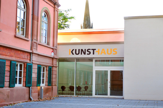 Kunsthaus Wiesbaden bietet barrierefreie Führungen zur neuen Ausstellung "Wunderkammer BioArt. Arbeiten von Anna Dumitriu und Alex May“ an.