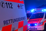 Ein Auto erfasste am Donnerstagabend in Wiesbaden-Biebrich einen Radfahrer. Notarzt und Rettungssanitäter:innen versorgen den schwer verletzten Mann.