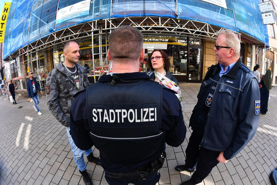 Nah am Bürger, die Frauen und Männer der Wiesbadener Stadtpolizei.