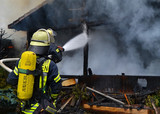 Gartenhütte brennt in Naurod - Einsatzkräfte löschen das Feuer