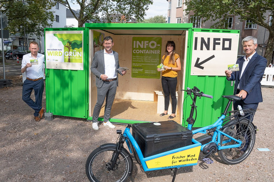 Am Info-Container auf dem Elsässer Platz können Bürger ihre Ideen für die Umgestaltung einbringen.