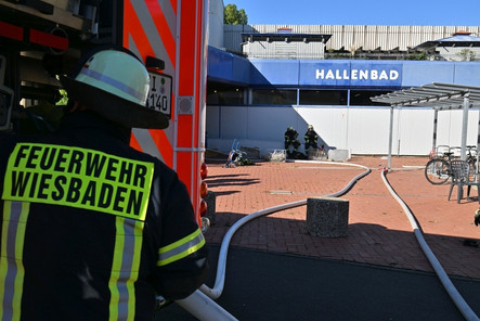 Nach dem verheerenden Brand im Kostheimer Hallenbad gibt es Hoffnung: Ein Neubau soll das zerstörte Schwimmbad ersetzen und den Menschen in AKK einen modernen Ort für Sport, Erholung und Gemeinschaft schenken. Der Magistrat der Stadt Wiesbaden hat den ersten wichtigen Schritt gemacht – nun liegt die Entscheidung bei der Stadtverordnetenversammlung.