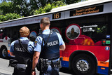 Ein Fahrgast in einem Linienbusse in Wiesbaden hat am Montag eine Scheibe eingeschlagen. Die verständigte Polizei konnte den Täter festnehmen.