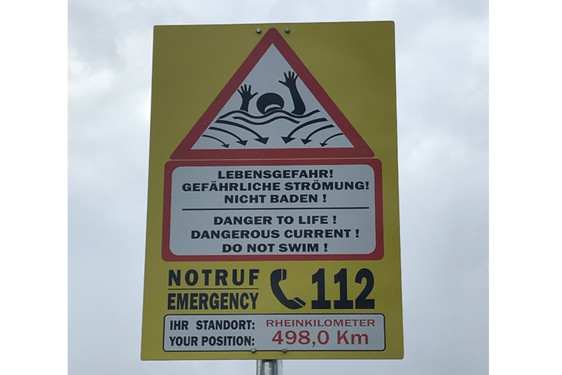 Hinweisschilder und Notrufsäulen sorgen am Rhein in Wiesbaden für mehr Sicherheit.