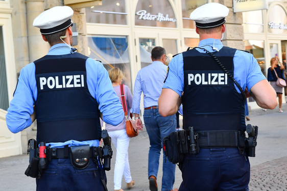 "Gemeinsam sicheres Wiesbaden". Polizei führte in der Nacht von Dienstag auf Mittwoch Kontrollen in der Wiesbadener Innenstadt durch.
