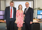 Dr. Kristina Schröder während Ihres ESWE-Besuchs mit Ralf Schodlok (r., Vorstandvorsitzender) und Jörg Höhler (Technischer Vorstand) in der Netzleitstelle