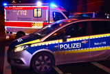 Böller durch Fenster in Wohnung in der Nacht zum Freitag in Mainz-Kostheim geworfen. Frau verletzt. Polizei und Rettungssanitäter im Einsatz.