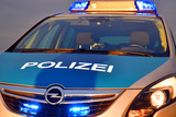 Räuberische Erpressung in Mainz-Kastel: 18-Jähriger am Rheinufer überfallen. Zwei Täter attackieren jungen Mann und rauben seine Bauchtasche. Polizei sucht Zeugen.