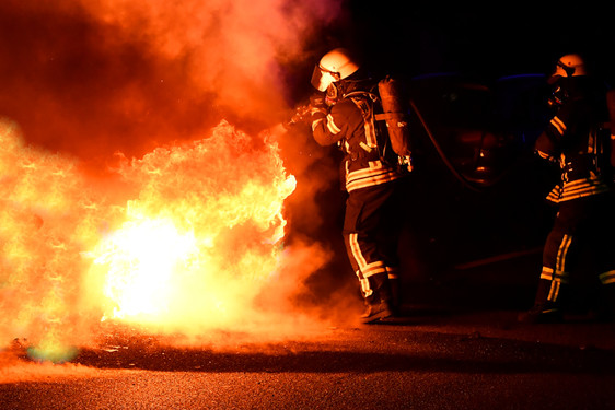 Zwei brennende Mülltonnen beschäftigten in der Samstagnacht die Polizei und Feuerwehr in  Wiesbaden-Kastel. Die Feuerwehr löschte die Flammen.