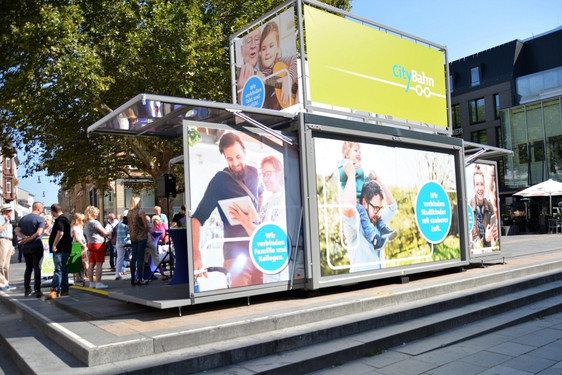 Die neue CityBahn-DialogBox steht ab sofort auf dem Wiesbadener Mauritiusplatz.