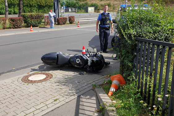 am Sonntagvormittag in Wiesbaden-Schierstein. Der 19-jährige Zweiradfahrer wird dabei schwer verletzt.