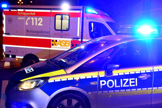 18-Jähriger bei Auseinandersetzung mit Messer in der Nacht zum Samstag in der Wiesbadener Fußgängerzone schwer verletzt. Rettungskräfte versorgen den jungen Mann. Die Polizei sicherte die Spuren.