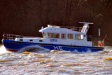 Sportboot und Ruderboot stoßen im Schiersteiner Hafen zusammen