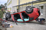 Auto kracht gegen Hauswand in Wiesbaden-Nordenstadt und überschlägt sich anschließend. Der Fahrer wird schwer verletzt.