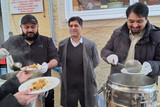 In Wiesbaden kochte die Ahmadiyya-Gemeinde Mittagessen in der Teestube der Regionalen Diakonie.