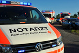 Taxi-Fahrer übersieht entgegenkommendes Auto in kollidiert frontal mit diesem im Kreuzungsbereich Boelckestraße Ecke Otto-Suhr-Ring in Mainz-Kastel. Fünf Personen werden verletzt. Rettungskräfte versorgen die Patienten.