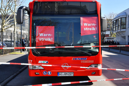 Wiesbaden im Ausnahmezustand: Drei Tage Bus-Streik! Welche Wege jetzt noch ans Ziel führen. Pendler-Chaos droht – doch nicht alle Busse stehen still!