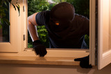 Einbrecher haben am Sonntagnachmittag die Abwesenheit eines Wohnungsinhabers in Wiesbaden ausgenutzt, das Fenster aufgebrochen und anschließend Wertsachen gestohlen.