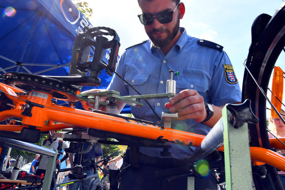 Sicherheit und Schutz: Fahrradcodier-Aktion der Polizei Wiesbaden auf dem 2. Revier in Kostheim.