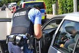 Die Polizei Wiesbaden kontrollierte am Mittwoch den Verkehr in der Rheingaustraße in Biebrich. Dabei wurden jede Menge Verstöße bei Handynutzung und Gurtpflicht festgestellt.