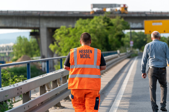 Die Industrie- und Handelskammern und die Handwerkskammern aus Mainz und Wiesbaden haben sich schnell und unkompliziert zu einem "Brückenschlag" zusammengefunden und eine Resolution an die beiden Landeshauptstädte verfasst. Hintergrund ist die Sperrung der Salzbachtalbrücke und ihre Folgen für die Region.