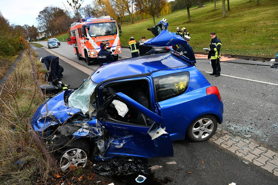 Ein Frontalzusammenstoß auf der New York Straße in Wiesbaden forderte am Dienstag zwei Schwerverletzte. Die Feuerwehr schneiden den Eingeklemmten Fahrer aus seinem Fahrzeug. Notärzte und Rettungssaniu6täer versorgen die beiden schwer Verletzten.